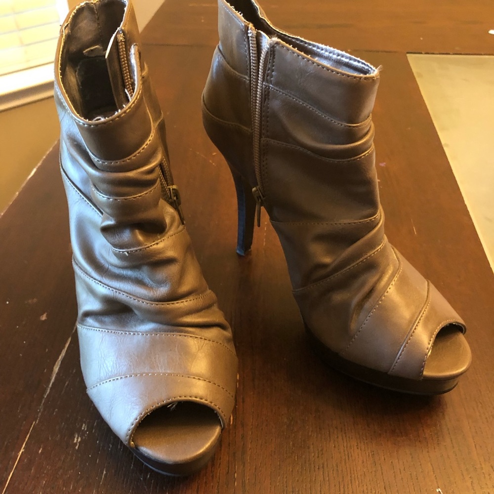 Peep toe bootie